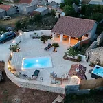 Villa Moki's Debi