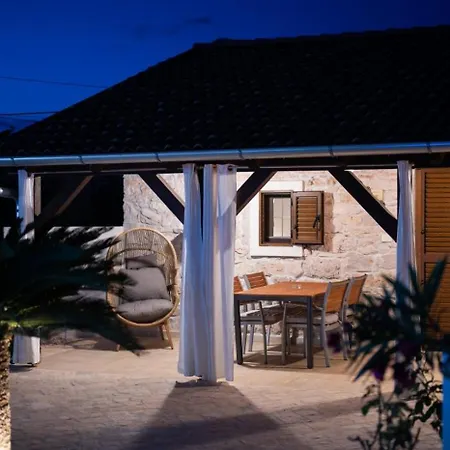 Villa Moki's Debi *