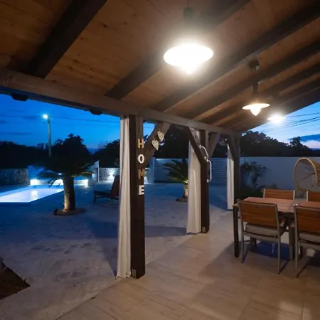 Moki's Debi Debeljak