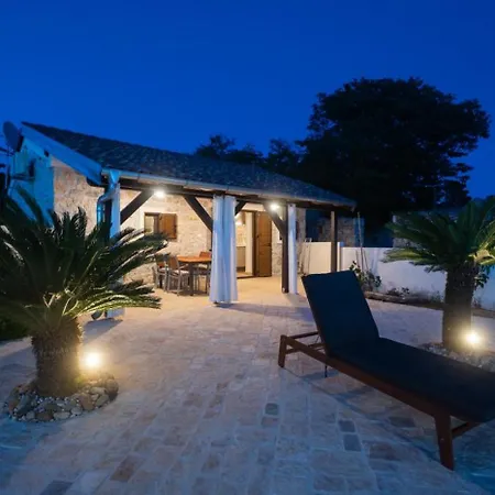 Moki's Debi Vila Debeljak