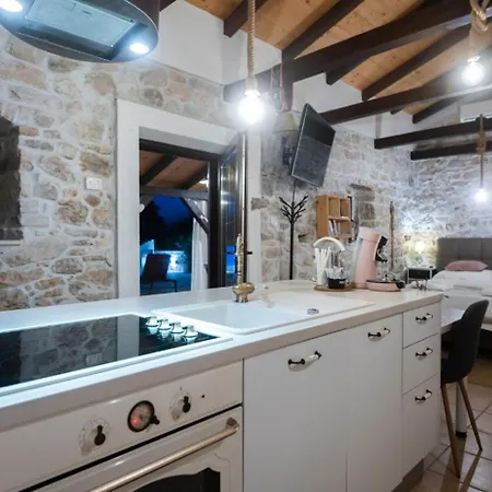 Moki's Debi Debeljak