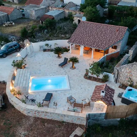 Villa Moki's Debi