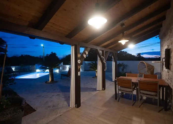 Moki's Debi Debeljak