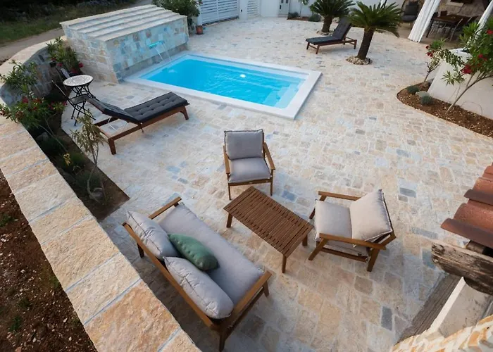 Moki's Debi Vila Debeljak