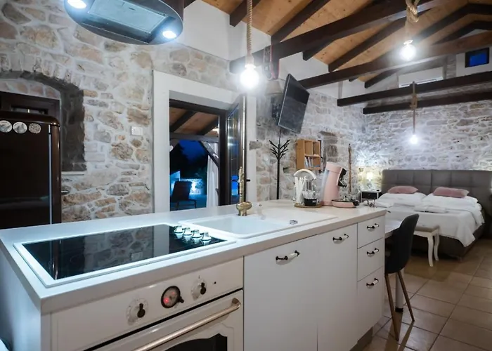 Moki's Debi Debeljak